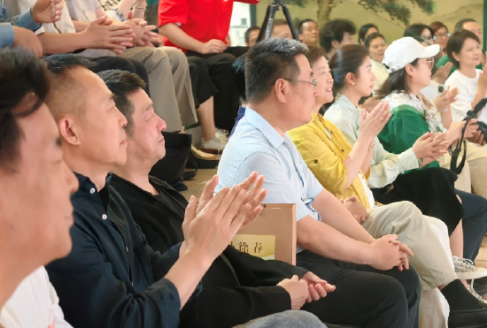 出席活动的领导和嘉宾 潘俊/摄