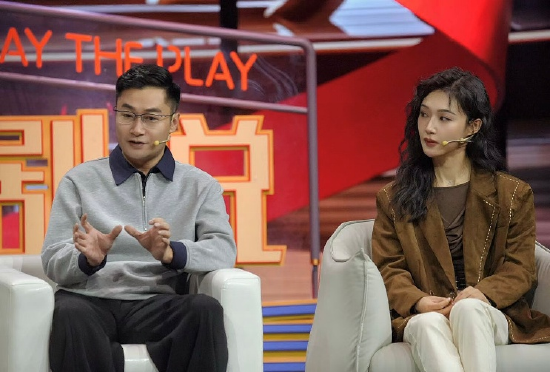 导演武洪武（左）做客央视《剧说很好看》