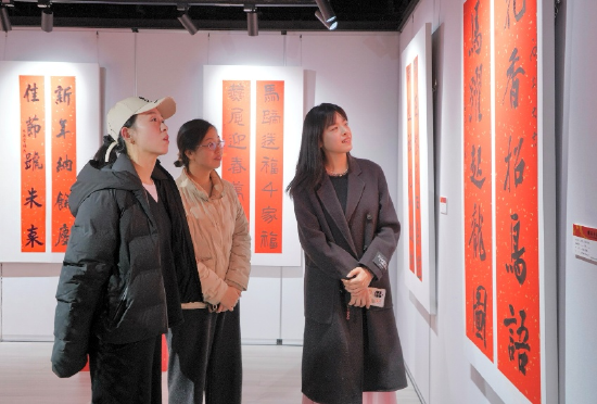 观展者（从右至左）杨欢、吴义霞、臧妍