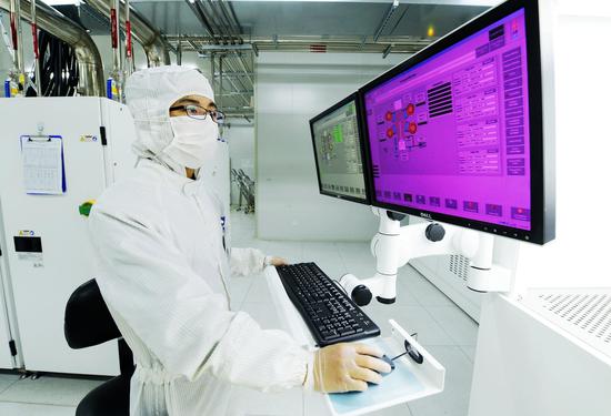 华灿光电智能车间 肖湘 摄