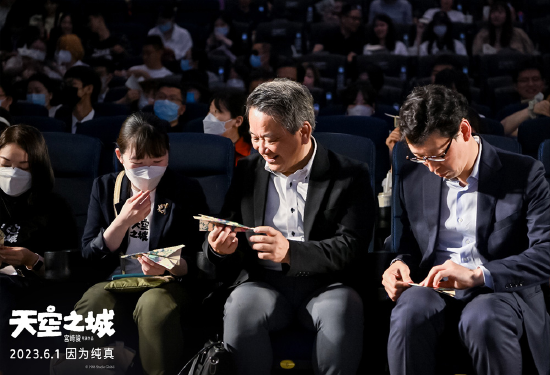 西冈纯一和观众一起折纸飞机重返童年