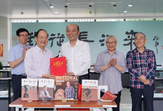 殷凯生（左）教授捐赠书籍，罗钧副馆长颁发证书