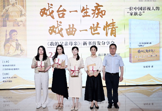 王钦仁副总编辑向南大、南师大、南图和南京世界文学客厅赠书