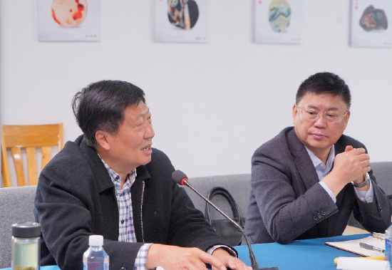 戴康乐（左）主持会议