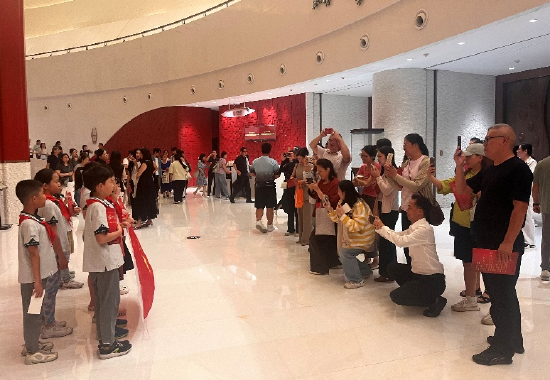 观剧的少先队员留影 范素丽/摄