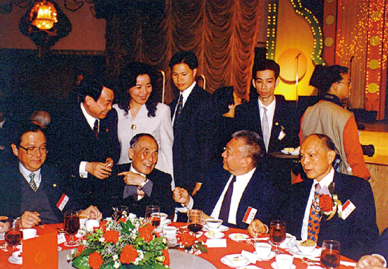 1997年，萧晖荣、陈璇伉俪在迎回归酒会上与董建华、霍英东、庄世平等在一起