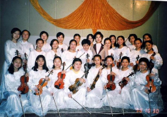 1998年,沈琤老师和学生在一起