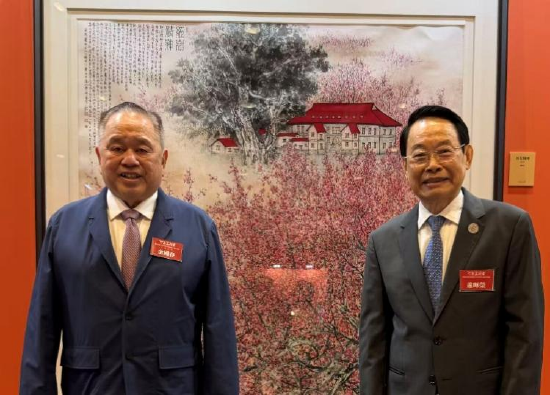 萧晖荣教授与中国侨联副主席余国春在《红岩精神》作品前合影