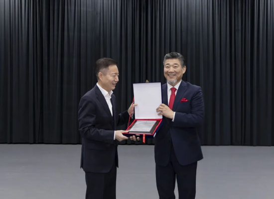 帕克·杰恩主席向蒲树林董事长赠送纪念证书