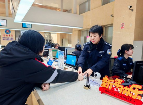 图：民警帮助急需出境市民办理证件 拍摄：贾雨婷