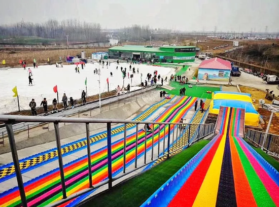 雪场坡度不是很大,非常适合滑雪初学者,在超宽也没太大坡度的魔毯区