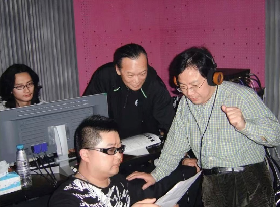 2004年，秦敏群（前排中）与张明敏（右）录制歌曲《根脉相连》