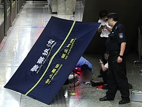 民警和站务人员全力抢救倒地男子