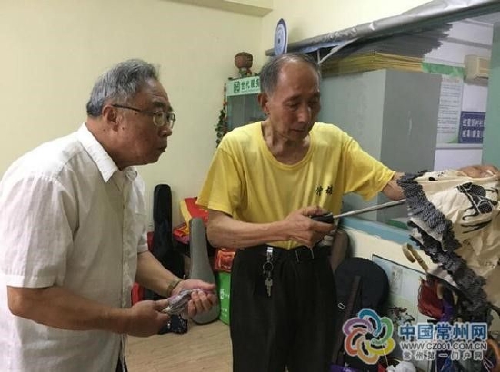 吴志佳(左)与师父王云伟