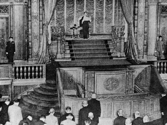 1945年8月15日,日本天皇裕仁广播“终战诏书”,宣布日本无条件投降。图为日本天皇在议会宣布投降。新华社发
