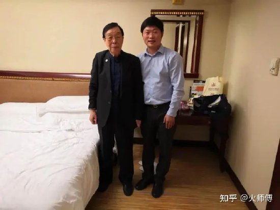 (与徐老在他下榻的酒店房间合影)