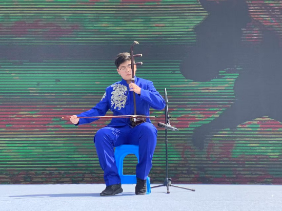 季天羽表演中