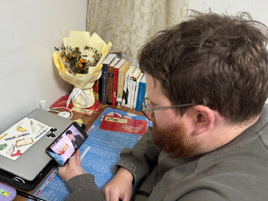 罗根老师追剧《不期而遇的生活》 范素丽/摄