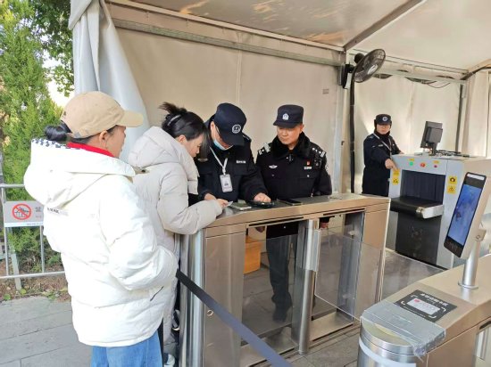 图：建邺分局民警帮助一外地游客寻回手机 拍摄：任晓璇