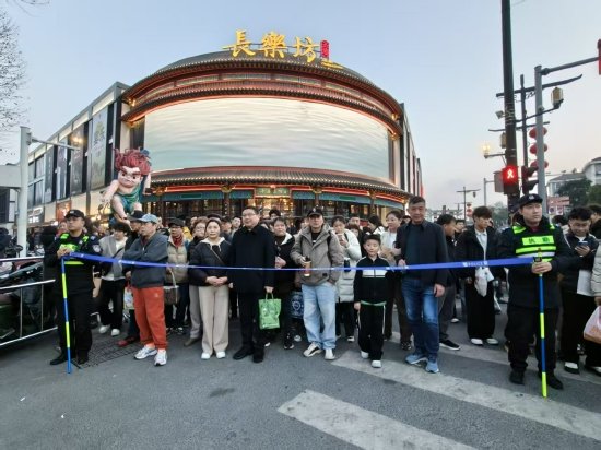 图：客流高峰期，在路口拉起“旗杆”保障游客有序通行 拍摄：孙陵杰