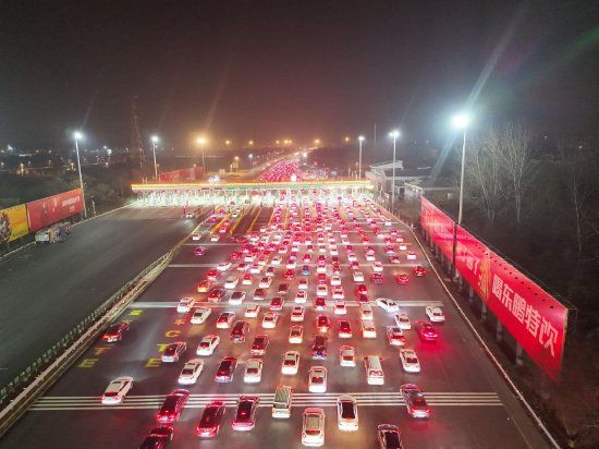 图：22日夜间，南京周边高速再次迎来车流高峰 拍摄：曹文进