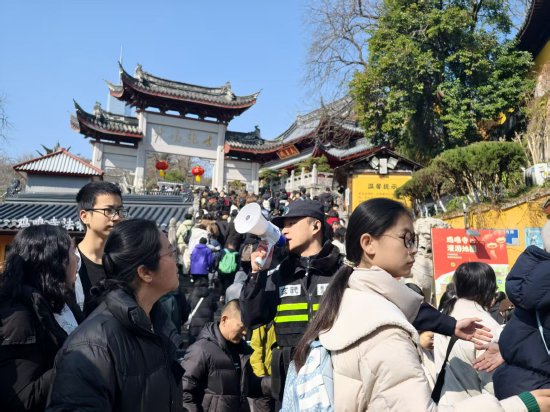 图：玄武分局民警在鸡鸣寺景区疏导游客 拍摄：周宁海