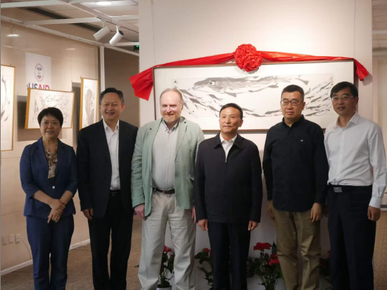 丁捷（右二）与嘉宾合影