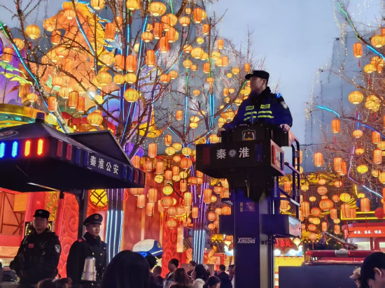 民警在多功能移动升降执勤台上执勤（拍摄：张祖铭）