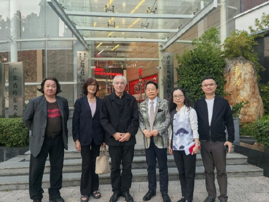 萧晖荣教授陪同雷米·艾融教授伉俪、马泽霖总监在汕头艺苑文化广场留影