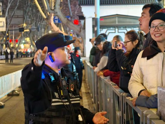 图：经济分局民警在夫子庙外围道路引导游客 拍摄：孔莎莎
