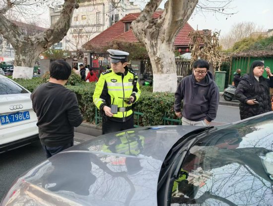 图：交警快速处置事故恢复道路通畅 拍摄：唐雯俊