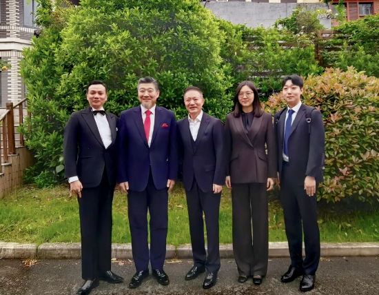 南京传媒学院创始人、董事长蒲树林，南京传媒学院党委书记王媛和嘉宾合影留念