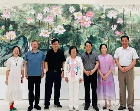 万伯翱夫人韩进川（中）、刘步健（左二）、萧平（左三）、戴中礼（右一）及萧晖荣和家人合影