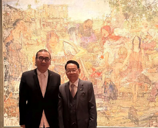 萧晖荣教授与国家画院院长刘万鸣在费欣《泼水》作品前留影