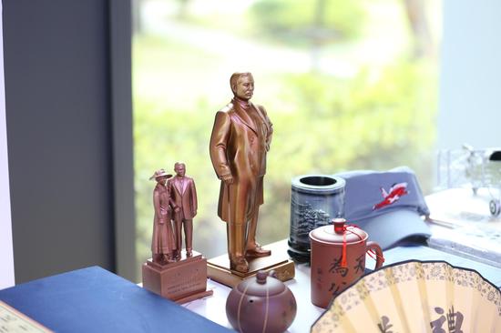 參賽方式:9月28日起至11月15日,登錄新浪江蘇的2016鐘山文創產品創意設計大賽專題頁面,提交參賽人員信息、作品名稱、并上傳您的文創創意作品,點擊提交即可參與;還可以通過新浪微博,添加微話題#鐘山文創大賽#,上傳您的文創創意設計作品,并@新浪江蘇即可。 11月16日至11月30日,將展示20個最終入圍的文創產品,并接受網友投票。網友可通過@新浪江蘇 發布的投票相關微博的短鏈進入投票專題頁面中進行投票。也可以在2016鐘山文創產品創意設計大賽專題頁面中,為支持的文創產品點贊,即可投