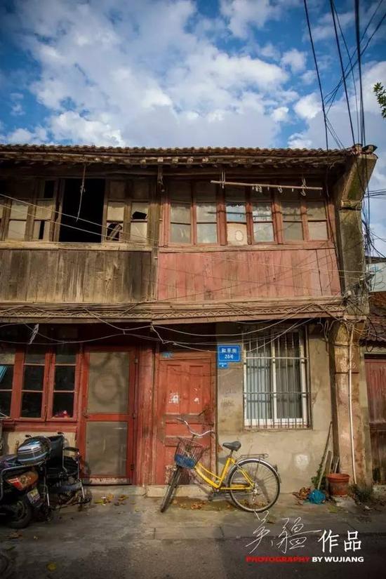 饭毕,在老街上逛逛,老街上多处已经拆迁,只有一小部分临街建筑还矗立