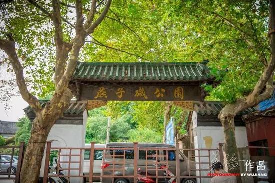 燕子矶老街位于南京市栖霞区幕府山东北角的燕子矶公园旁,燕子矶作为