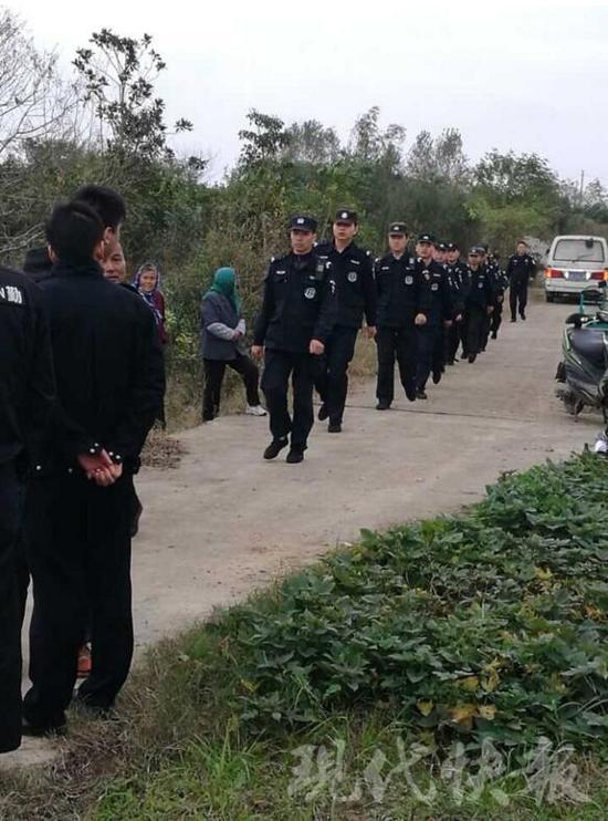 刑侦民警赶到现场.