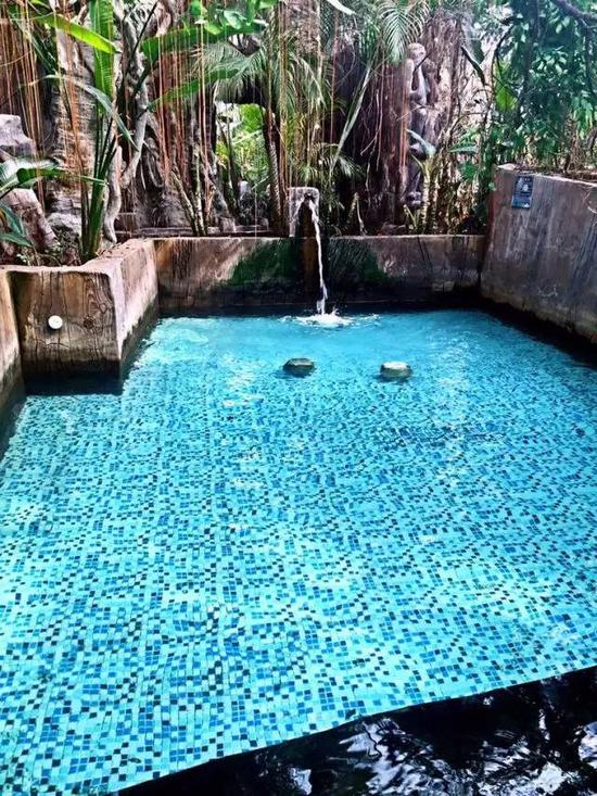 宿迁晓店温泉位于湖滨花园南入口西侧,这里的温泉水,来自于地下2100米