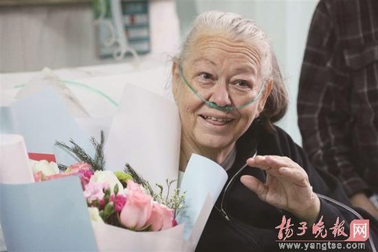 “洋外婆”12年为徐州孤儿撑起一个家病 病情牵动全城
