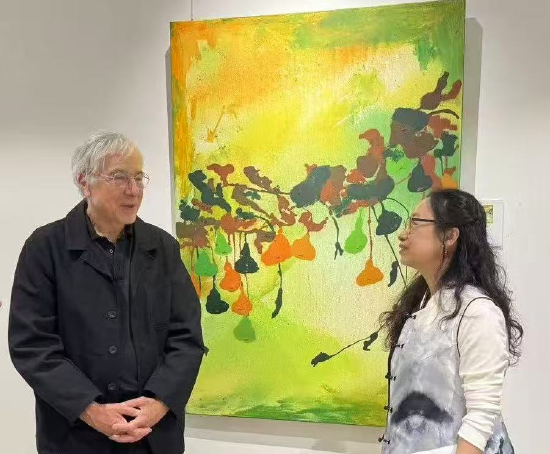 雷米·艾融教授在萧芬琪作坊与萧博士交流，对其作品赞赏有加