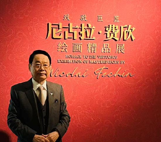 萧晖荣教授在展览现场