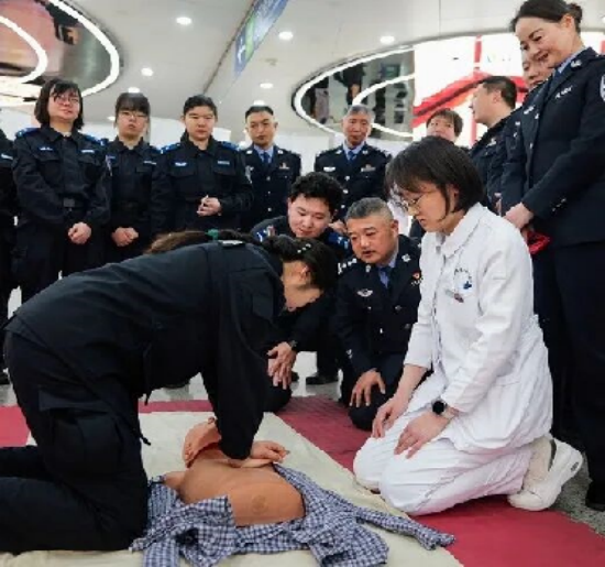 民警常态化开展急救技能实操培训