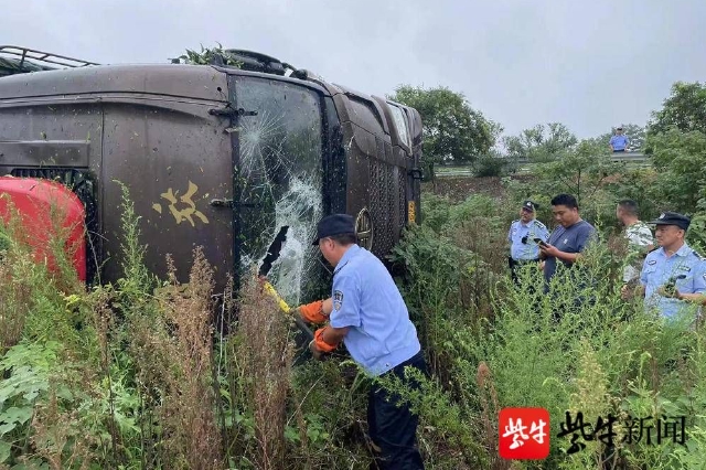 货车侧翻，民警砸窗救人