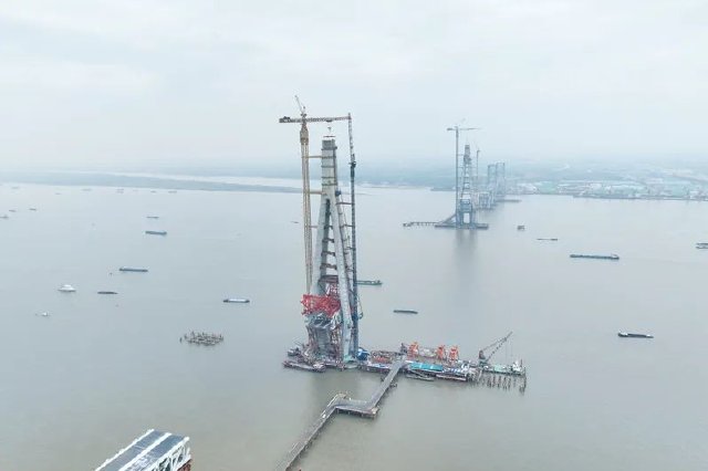 常泰长江大桥主塔高度突破300米