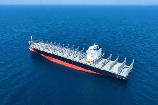 南通新年首艘全球最大级集装箱船出江试航！