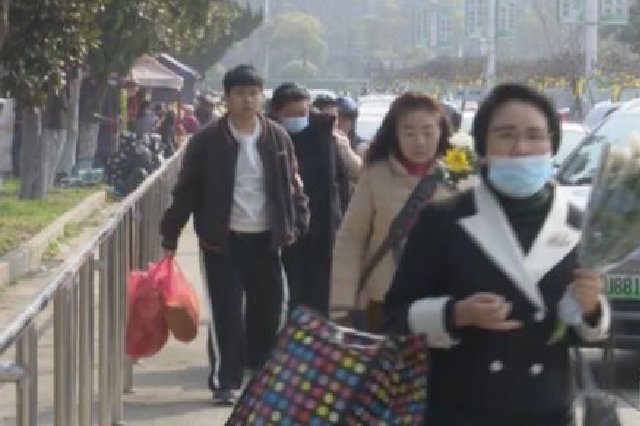 江苏多地迎来今年首个祭扫高峰 多部门协同保障有序祭扫