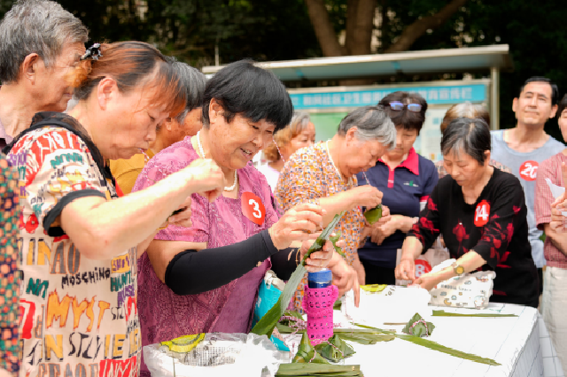 粽香传情 安康伴老 ——和风社区开展端午敬老惠民活动