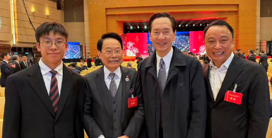 萧晖荣祖孙三代与获得香港大紫荆勋章的陈智思先生合影