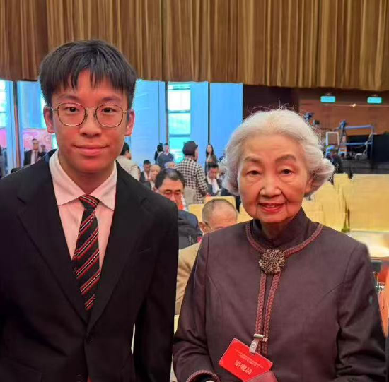 萧一与获得大紫荆勋章的梁爱诗女士合影